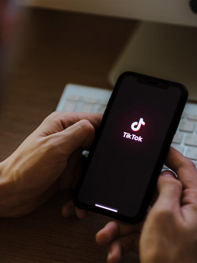 Celular com o Logo do tiktok