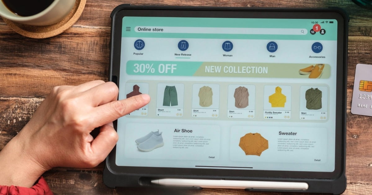 Tablet mostrando produtos em uma loja virtual representando descrição de produtos