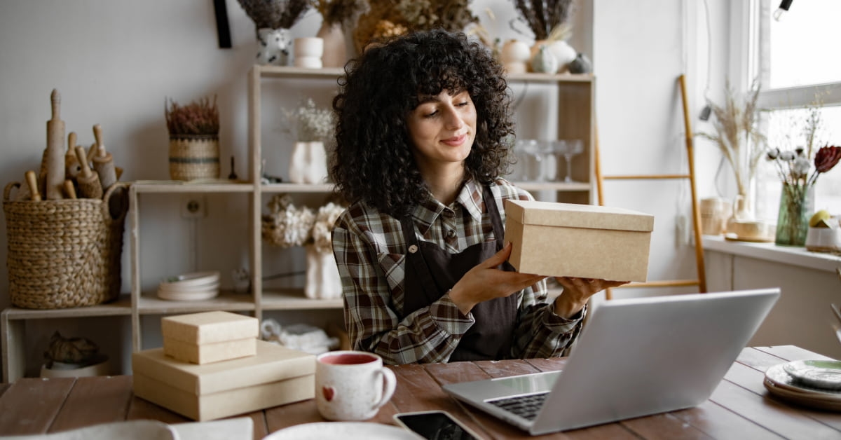 Mulher empreendedora representando ideias de negócio com pouco dinheiro