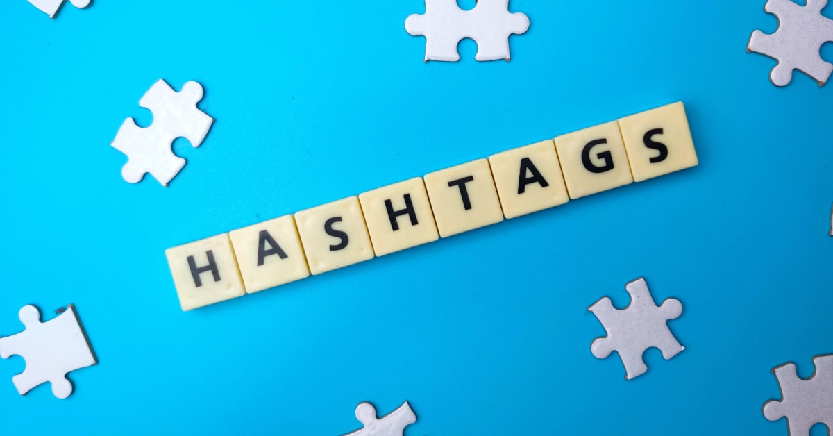 Hashtags escrito em quebra-cabeça para representar hashtags em alta