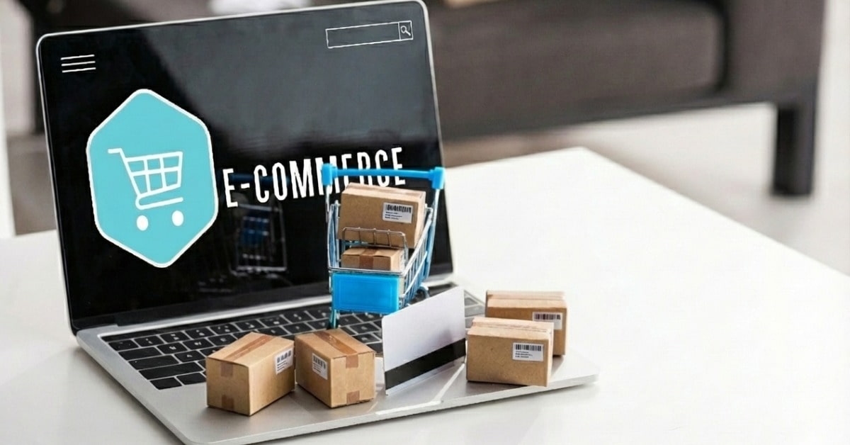 Notebook com carrinho de compras representando plataforma de ecommerce