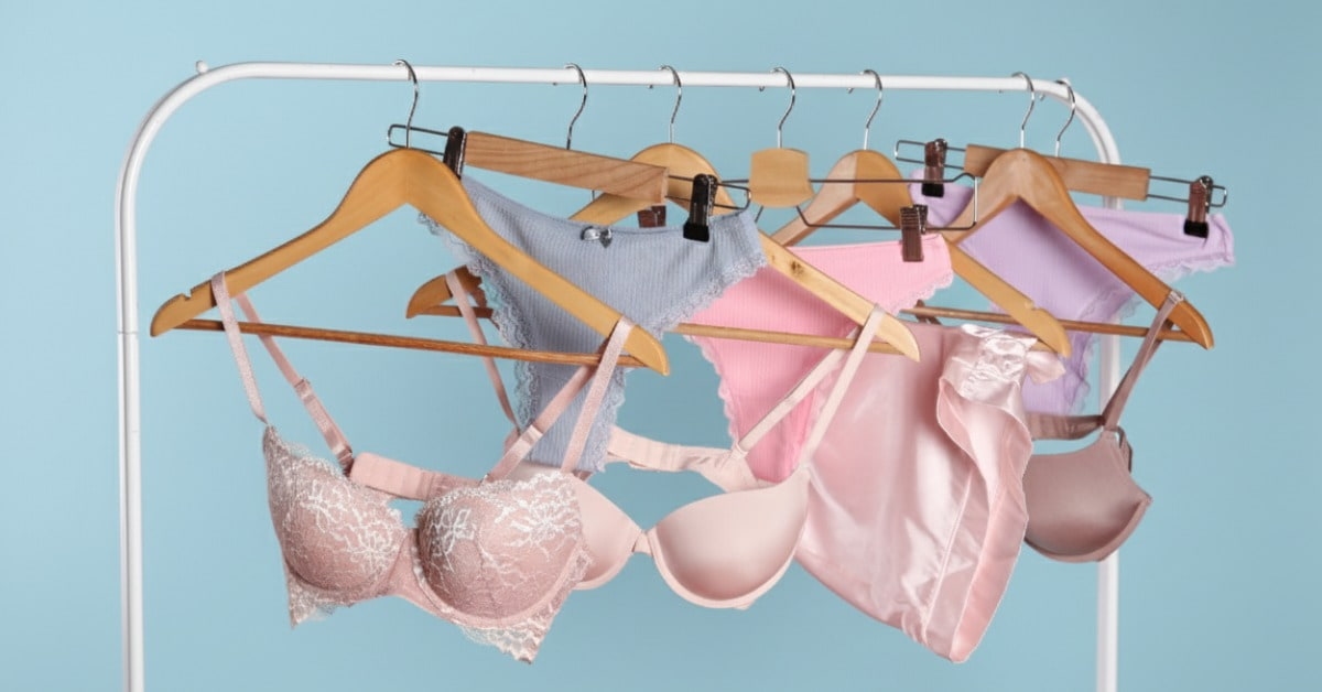 Lingeries em arara de loja para representar como montar loja de lingerie
