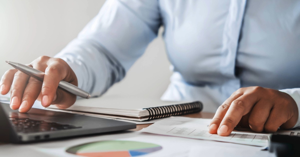 empresária calculando custos da empresa representando como regularizar o mei