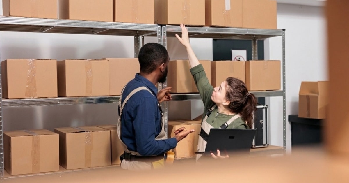 Homem e mulher conferem estoque mínimo no armazém