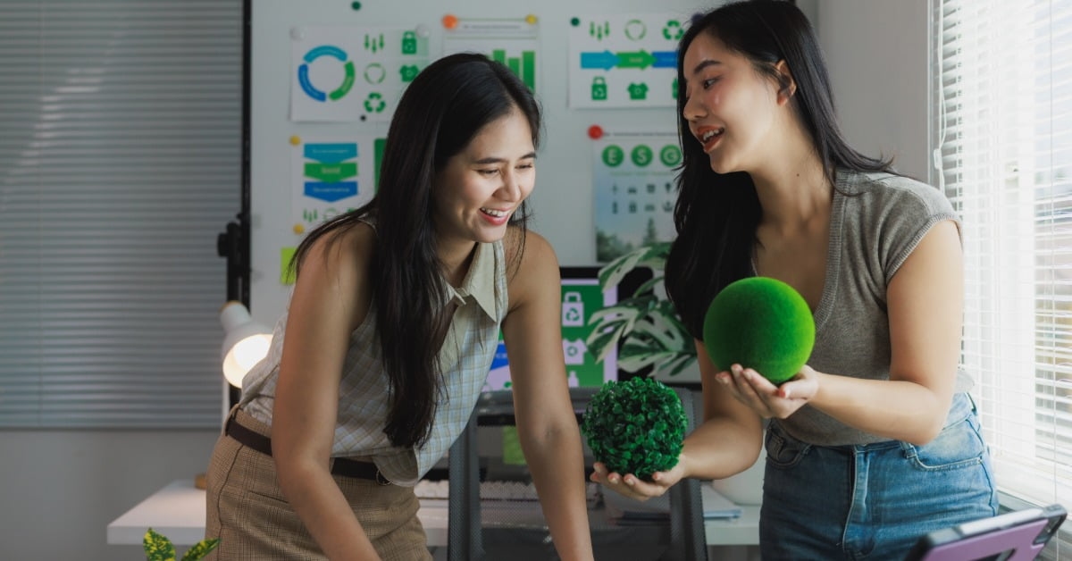 Duas mulheres fazem plano de ação de logística verde para a empresa