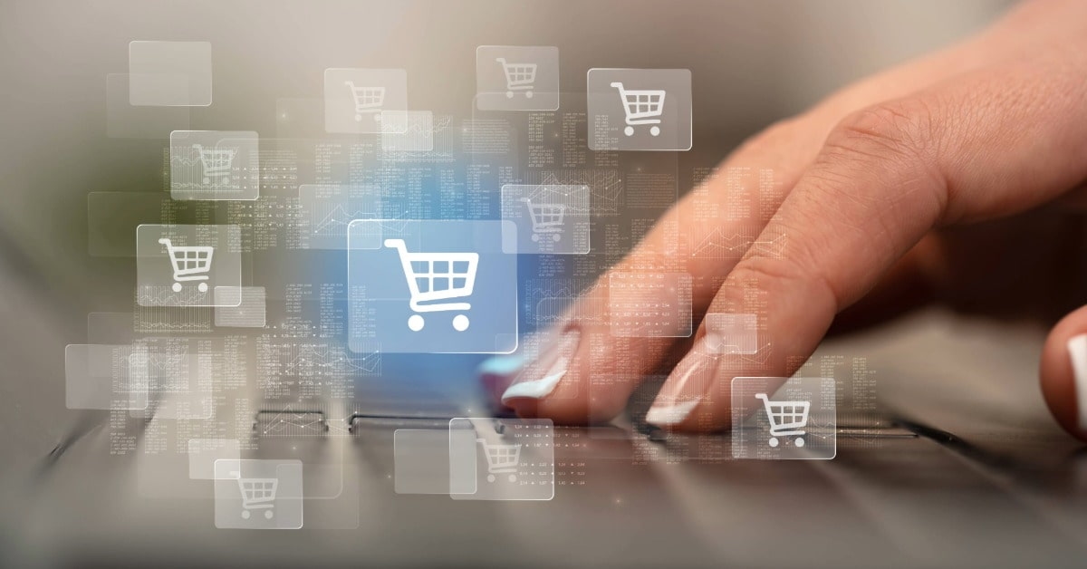 Close na mão de uma mulher utilizando o notebook representando automação para e-commerce