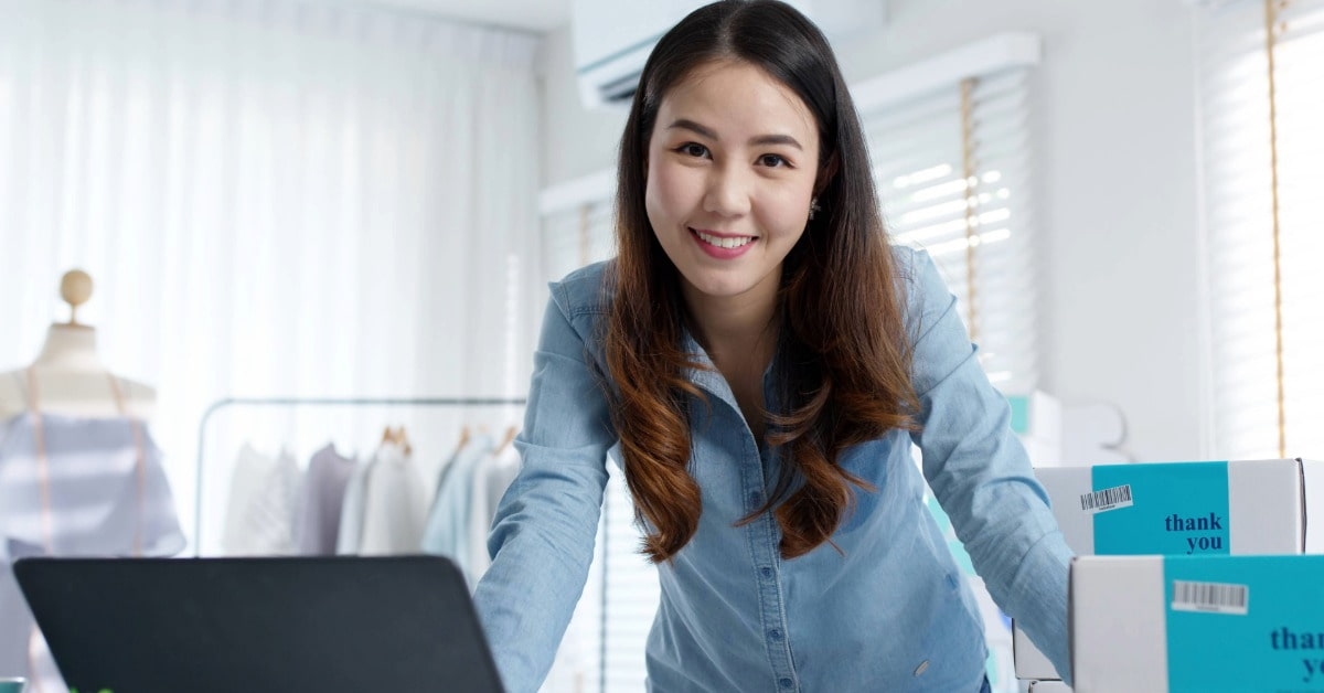 Empreendedora na sua loja representando o que vender na internet