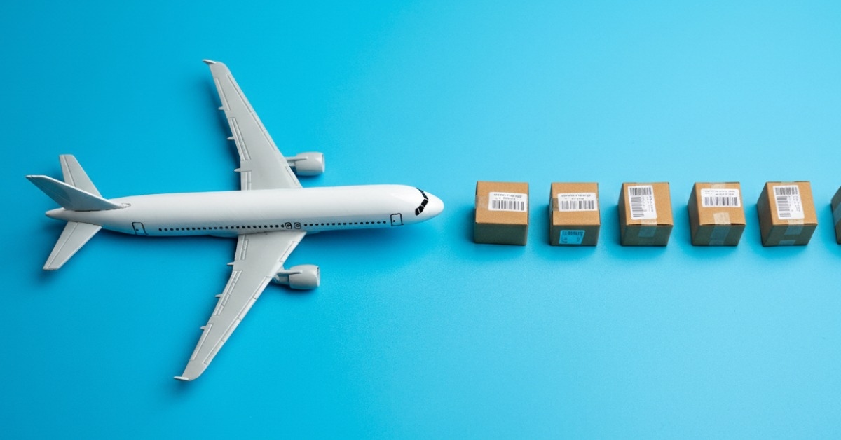 Ilustração de um avião com caixas de envio representando transporte multimodal