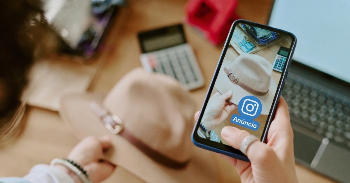 Mulher anuncia nas redes sociais após aprender como anunciar no instagram