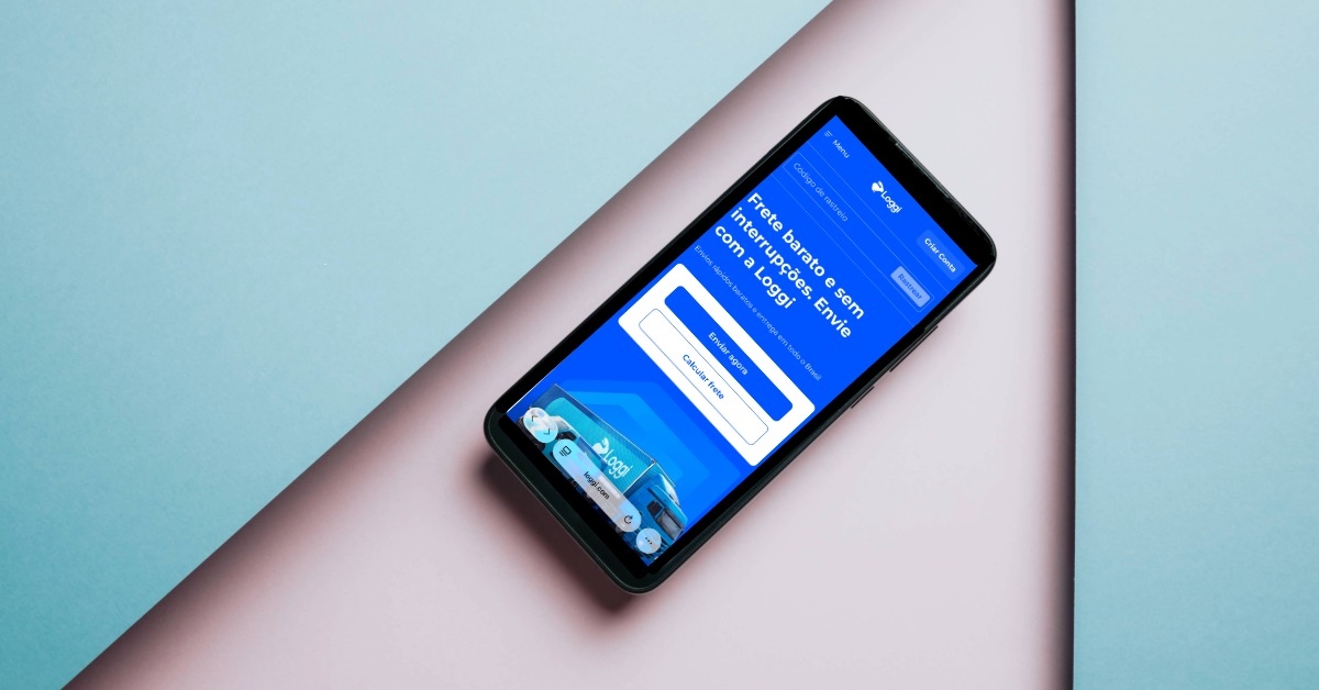 Celular com a tela do site da Loggi para representar empresas que usam a Loggi