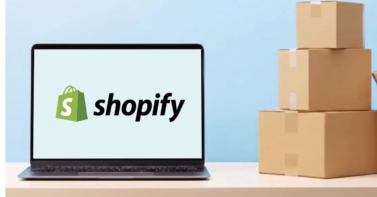 Mesa de trabalho com notebook aberto representando o que é Shopify e caixas de envio ao lado