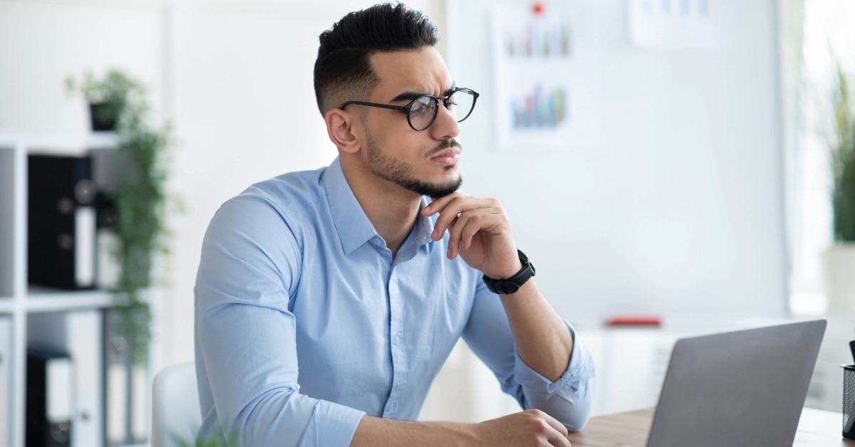 Homem empreendedor pesquisando no laptop quanto custa abrir um MEI