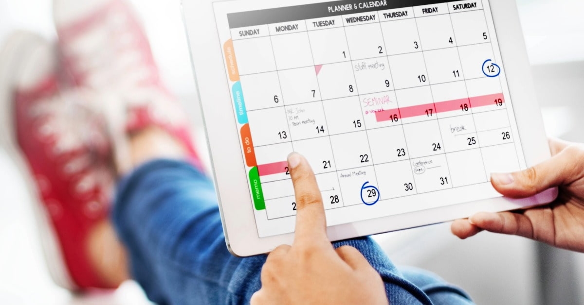 Pessoa usando o tablet em calendário de datas comemorativas