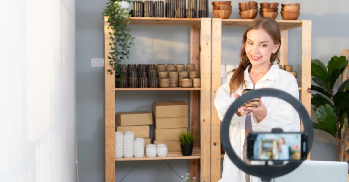 Jovem mulher apresenta live de loja virtual representando MEI para e-commerce