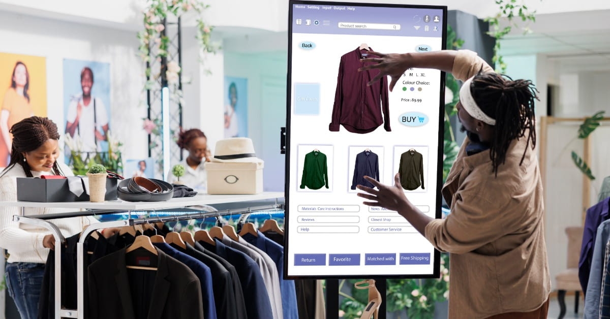 Mulher usa tela para demonstrar vitrine virtual em loja