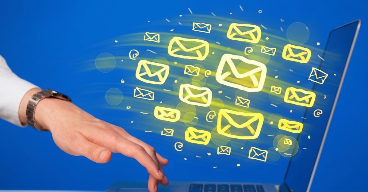 Pessoa digitando modelos de email marketing em um notebook